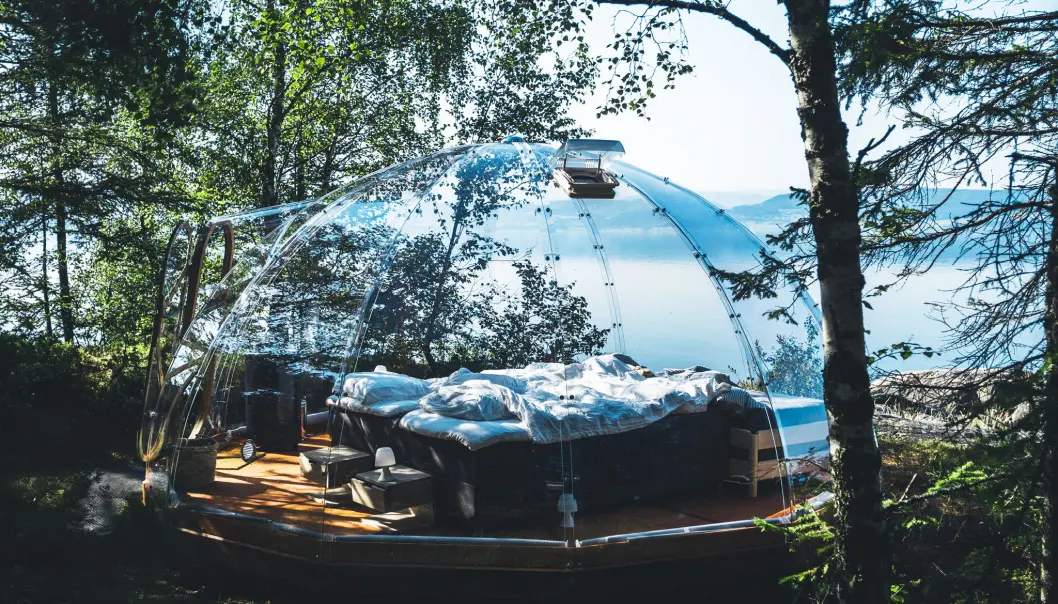 MAGISK: Glamping ved fjorden i en magisk glassiglo ved vannkanten på Trones i Trøndelag. Det eneste du hører er lyden av fuglene som synger og bølgene som slår mot stranden. MAGISK: Glamping ved fjorden i en magisk glassiglo ved vannkanten på Trones i Trøndelag. Det eneste du hører er lyden av fuglene som synger og bølgene som slår mot stranden.