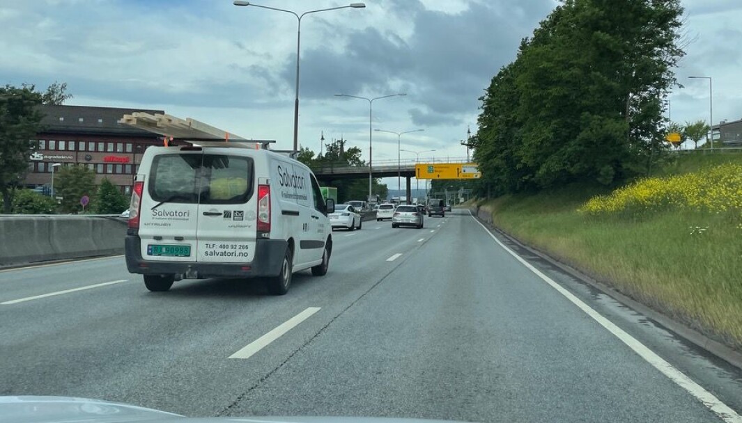 FRITT FRAM: Klar bane i høyre fil på E18 ved Høvik. Men reglene er klare: Du skal holde til høyre, når det er mulig. FRITT FRAM: Klar bane i høyre fil på E18 ved Høvik. Men reglene er klare: Du skal holde til høyre, når det er mulig.