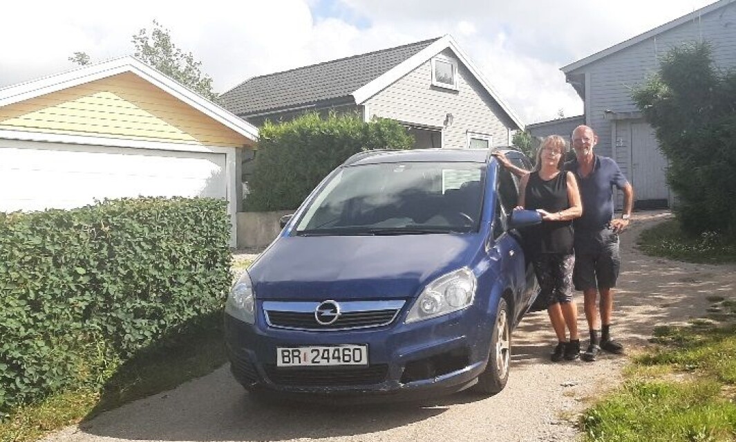 STARTER AV SEG SELV: Ekteparet Karlsen med sin Opel Zafira som ved to anledninger startet opp helt av seg selv. STARTER AV SEG SELV: Ekteparet Karlsen med sin Opel Zafira som ved to anledninger startet opp helt av seg selv.