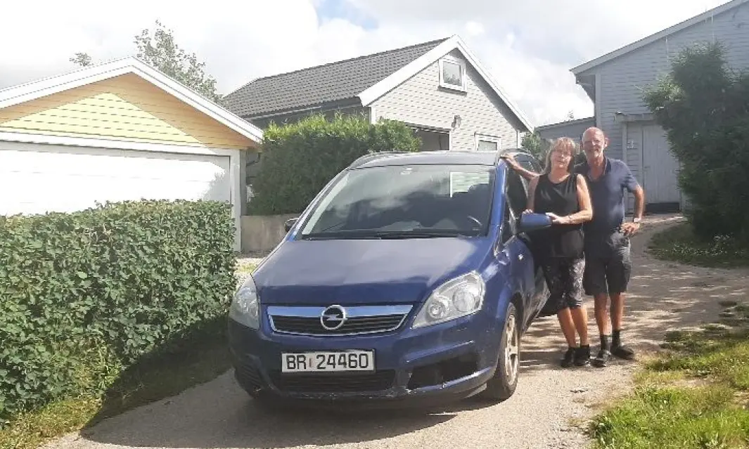 STARTER AV SEG SELV: Ekteparet Karlsen med sin Opel Zafira som ved to anledninger startet opp helt av seg selv. STARTER AV SEG SELV: Ekteparet Karlsen med sin Opel Zafira som ved to anledninger startet opp helt av seg selv.