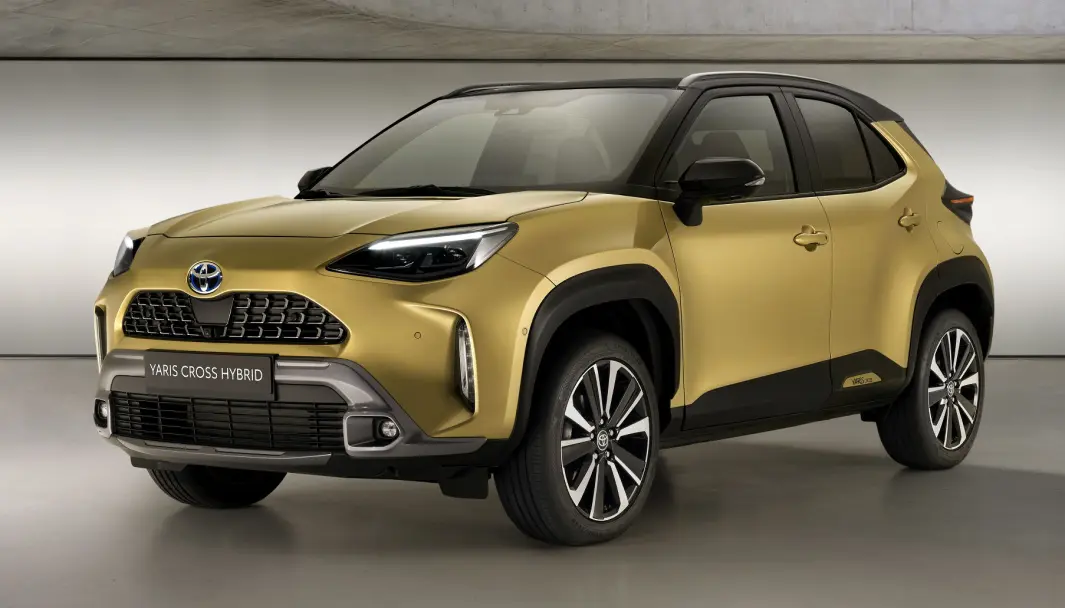 MINI-RAV4: Basert på Yaris, tilbys den kompakte SUV-en både med for- og firehjulsdrift. I motsetning til C-HR, har den den røffe stilen til storebror RAV4. MINI-RAV4: Basert på Yaris, tilbys den kompakte SUV-en både med for- og firehjulsdrift. I motsetning til C-HR, har den den røffe stilen til storebror RAV4.