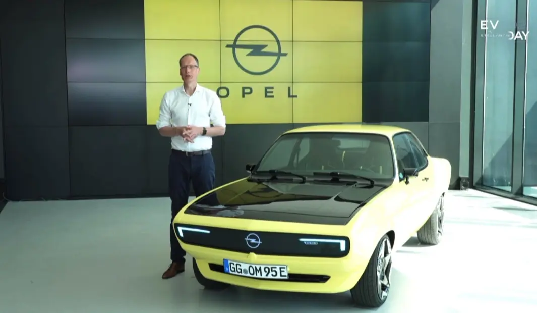 ÅPNET STELLANTIS-BALLET: Her bekrefter Opel-sjef Lohscheller at Manta GSE ElectroMod skal inspirere en produksjonsbil om få år. ÅPNET STELLANTIS-BALLET: Her bekrefter Opel-sjef Lohscheller at Manta GSE ElectroMod skal inspirere en produksjonsbil om få år.