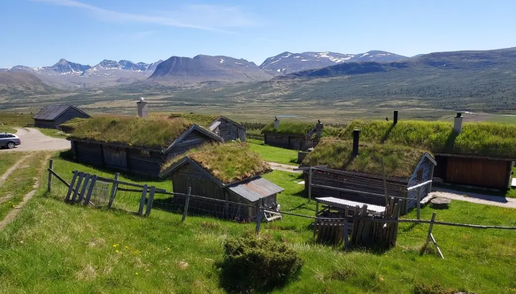 AKTIV TIL FJELLS: På setra er det en nydelig utsikt og et lett turterreng. Det er muligheter for jakt og stangfiske, og besøkende kan få ri på hester og være med på fjøsstell. AKTIV TIL FJELLS: På setra er det en nydelig utsikt og et lett turterreng. Det er muligheter for jakt og stangfiske, og besøkende kan få ri på hester og være med på fjøsstell.