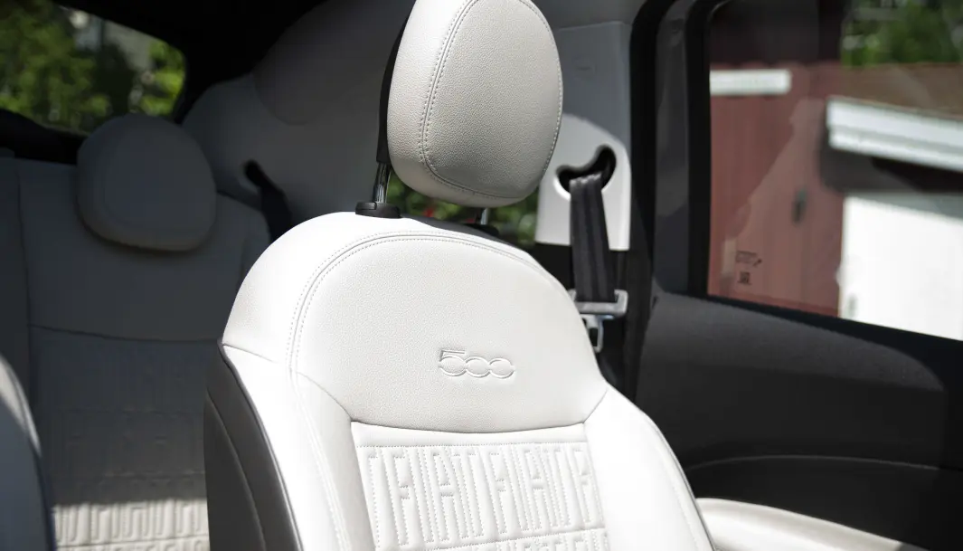 <span class=" font-weight-bold" data-lab-font_weight_desktop="font-weight-bold">RYGGEN DEKKET: </span>Til og med setene har Fiat og 500 preget i rygg- og skulderstøtte. Det er ikke alle som sitter like godt i setene. Litt mer dybde i ryggputen er ønskelig. <span class=" font-weight-bold" data-lab-font_weight_desktop="font-weight-bold">RYGGEN DEKKET: </span>Til og med setene har Fiat og 500 preget i rygg- og skulderstøtte. Det er ikke alle som sitter like godt i setene. Litt mer dybde i ryggputen er ønskelig.