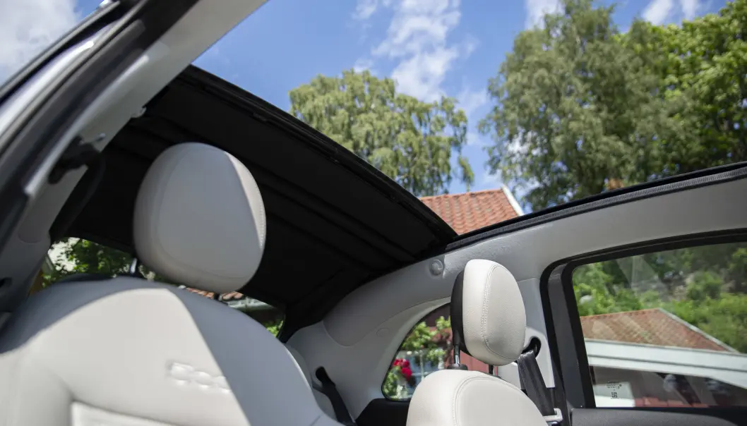 <span class=" font-weight-bold" data-lab-font_weight_desktop="font-weight-bold">JA, TAK:</span> Dette er det nærmeste du kommer en cabriolet blant dagens elbiler. Takstolpene står igjen, men følelsen av lys og luft er likevel sterk. <span class=" font-weight-bold" data-lab-font_weight_desktop="font-weight-bold">JA, TAK:</span> Dette er det nærmeste du kommer en cabriolet blant dagens elbiler. Takstolpene står igjen, men følelsen av lys og luft er likevel sterk.