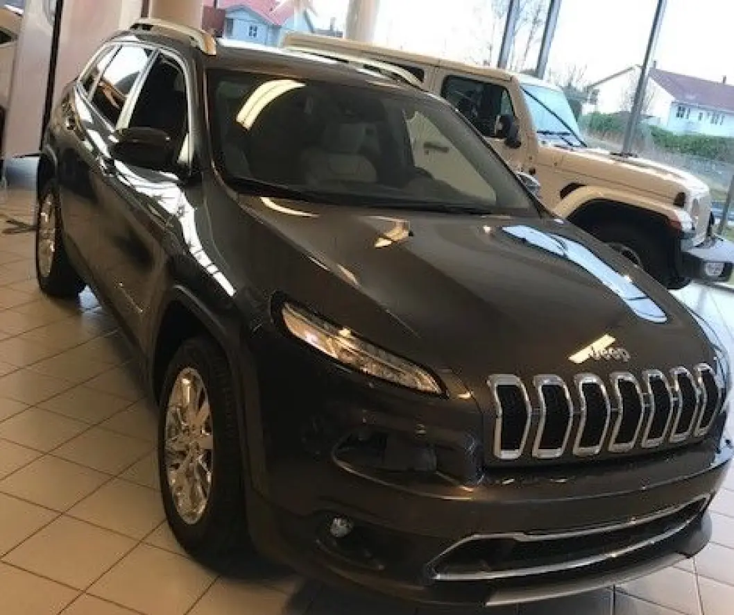 <span class=" font-weight-bold" data-lab-font_weight_desktop="font-weight-bold">ÅSES BIL</span>: Dette er bilen, en Jeep Cherokee, som Åse Lunnøy kjøpte i romjula 2018. <span class=" font-weight-bold" data-lab-font_weight_desktop="font-weight-bold">ÅSES BIL</span>: Dette er bilen, en Jeep Cherokee, som Åse Lunnøy kjøpte i romjula 2018.
