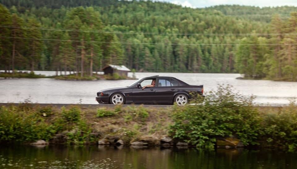 FERIE-EKSPRESSEN: Leiv-Kristian Kilemo kombinerer storslåtte turer i naturen med enkel overnatting i ulike BMW-er.