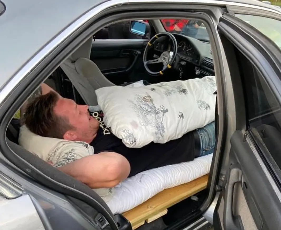 <span class="font-weight-bold" data-lab-font_weight_desktop="font-weight-bold">STREKKBENK: </span>Leiv-Kristian Kilemo kombinerer entusiasme for merket BMW med sansen for overnatting av enkleste sort. Brettet i treplank hadde han likevel forberedt og snekret på forhånd. <span class="font-weight-bold" data-lab-font_weight_desktop="font-weight-bold">STREKKBENK: </span>Leiv-Kristian Kilemo kombinerer entusiasme for merket BMW med sansen for overnatting av enkleste sort. Brettet i treplank hadde han likevel forberedt og snekret på forhånd.