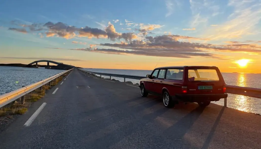 <span class="font-weight-bold" data-lab-font_weight_desktop="font-weight-bold">BROBYGGER: </span>Trønderne Siri Juliane Meinhardt og Sander Overrein suser inn i sommernatten, her med Volvo 245 Herregårdsvogn. <span class="font-weight-bold" data-lab-font_weight_desktop="font-weight-bold">BROBYGGER: </span>Trønderne Siri Juliane Meinhardt og Sander Overrein suser inn i sommernatten, her med Volvo 245 Herregårdsvogn.