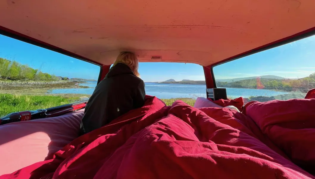PANORAMAFROKOST: Kjærestene Siri Juliane Meinhardt og Sander Overrein ser på stasjonsvogn som et av sommerens smarteste overnattingsmuligheter når frihet og moro står øverst på ønskelista. PANORAMAFROKOST: Kjærestene Siri Juliane Meinhardt og Sander Overrein ser på stasjonsvogn som et av sommerens smarteste overnattingsmuligheter når frihet og moro står øverst på ønskelista.
