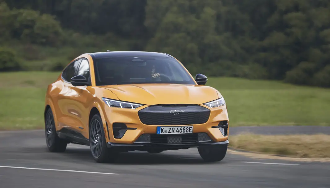 <span class=" font-weight-bold" data-lab-font_weight_desktop="font-weight-bold">MER EKSKLUSIV:</span> GT-versjonen av Mustang Mach-e kan fås i Cyber Orange (bildene), eller Grabber Blue. <span class=" font-weight-bold" data-lab-font_weight_desktop="font-weight-bold">MER EKSKLUSIV:</span> GT-versjonen av Mustang Mach-e kan fås i Cyber Orange (bildene), eller Grabber Blue.