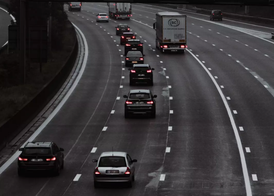 SNART FORBUDT: EU-parlamentets miljøkommisjon støtter forbud mot biler med forbrenningsmotor fra 2035, som disse bilene på motorveien utenfor Antwerpen.