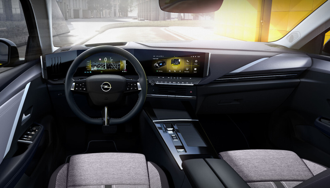 <span class=" font-weight-bold" data-lab-font_weight_desktop="font-weight-bold">SKJERMER OG KNAPPER:</span> I Astra kombineres de to 10-tommers skjermene i den digitale cockpit-teknologien med fysiske knapper for vanlige betjeningselementer. Nye Astra neste generasjon Pure Panel, som gir bilen den tidsriktig horisontale og heldigitale flaten vi ser på bildet. <span class=" font-weight-bold" data-lab-font_weight_desktop="font-weight-bold">SKJERMER OG KNAPPER:</span> I Astra kombineres de to 10-tommers skjermene i den digitale cockpit-teknologien med fysiske knapper for vanlige betjeningselementer. Nye Astra neste generasjon Pure Panel, som gir bilen den tidsriktig horisontale og heldigitale flaten vi ser på bildet.
