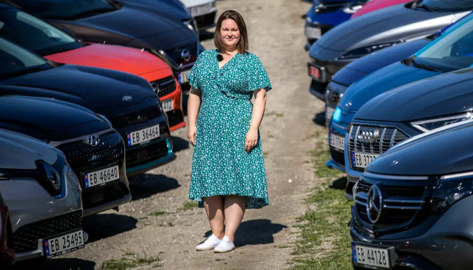 TESTANSVARLIG: Anette Berve, testansvarlig for bil i NAF, i godt selskap med nye elbiler under rekkeviddetesten i fjor.