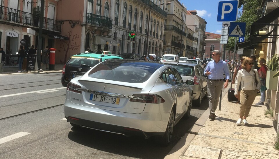 UNNTAKET: En Tesla Model S i Lisboa. I Portugal nådde ladbare biler en andel av nybilsalget på 13,6 prosent i 2020.