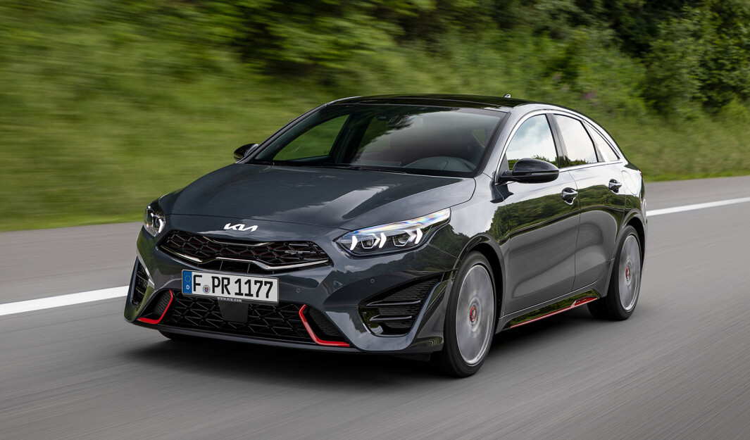 SPORTY: Kia Proceed i GT-versjon har røde dekordetaljer foran, på sidene og bak som skal understreke bilens sportslige egenskaper. SPORTY: Kia Proceed i GT-versjon har røde dekordetaljer foran, på sidene og bak som skal understreke bilens sportslige egenskaper.