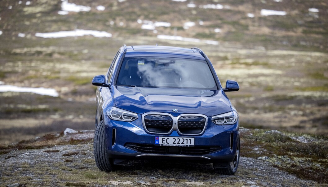 <span class=" font-weight-bold" data-lab-font_weight_desktop="font-weight-bold">EL-X3:</span> BMW iX3 skiller seg utseendemessig fra de andre X3-versjonene med blant annet lukket grill, renere linjer i støtfangerne, diffuseren bak og luftspjeldet bak forhjulene. <span class=" font-weight-bold" data-lab-font_weight_desktop="font-weight-bold">EL-X3:</span> BMW iX3 skiller seg utseendemessig fra de andre X3-versjonene med blant annet lukket grill, renere linjer i støtfangerne, diffuseren bak og luftspjeldet bak forhjulene.