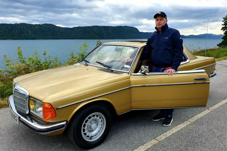 COUPERT TERRENG: Henning Nilssons Mercedes-Benz 280 CE har lakkfargen «Ikongull» og er like pen som da den var ny – selv etter 44.000 på kilometertelleren.