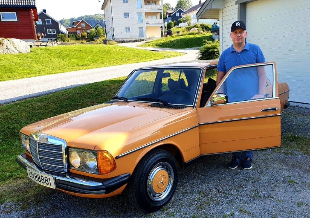 <span class="font-weight-bold" data-lab-font_weight_desktop="font-weight-bold">ORANSJE OG GLAD: </span>Henning Nilssons Mercedes-Benz 230 er et sjeldent veloppdragent eksemplar som nærmest framstår som fabrikkny etter 45 år. <span class="font-weight-bold" data-lab-font_weight_desktop="font-weight-bold">ORANSJE OG GLAD: </span>Henning Nilssons Mercedes-Benz 230 er et sjeldent veloppdragent eksemplar som nærmest framstår som fabrikkny etter 45 år.