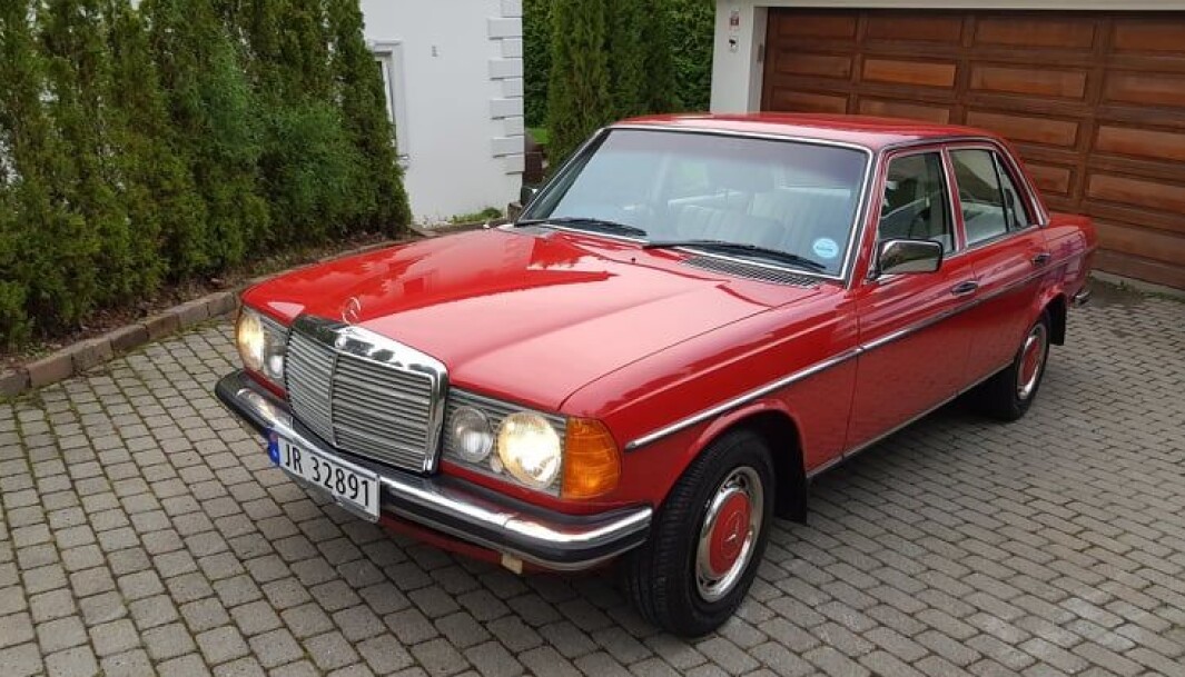 <span class="font-weight-bold" data-lab-font_weight_desktop="font-weight-bold">RØDGLØDENDE: </span>Blant Henning Nilssons mange Mercedes W123 finnes også en 300D som er produsert ved fabrikken i Sør-Afrika. <span class="font-weight-bold" data-lab-font_weight_desktop="font-weight-bold">RØDGLØDENDE: </span>Blant Henning Nilssons mange Mercedes W123 finnes også en 300D som er produsert ved fabrikken i Sør-Afrika.
