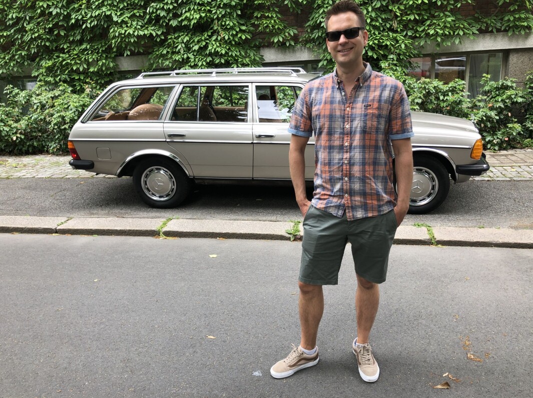 <span class="font-weight-bold" data-lab-font_weight_desktop="font-weight-bold">MÆRSJEMANN: </span>Didrik Lilja i Oslo ratter muligens en av de aller siste Mercedes-Benz 200T W123 «Edelwagen» som ble skrudd sammen på fabrikken i Tyskland. Bensinbilen med velholdt interiør og utvendig lakk framstår som ekstra gild og attraktiv. <span class="font-weight-bold" data-lab-font_weight_desktop="font-weight-bold">MÆRSJEMANN: </span>Didrik Lilja i Oslo ratter muligens en av de aller siste Mercedes-Benz 200T W123 «Edelwagen» som ble skrudd sammen på fabrikken i Tyskland. Bensinbilen med velholdt interiør og utvendig lakk framstår som ekstra gild og attraktiv.
