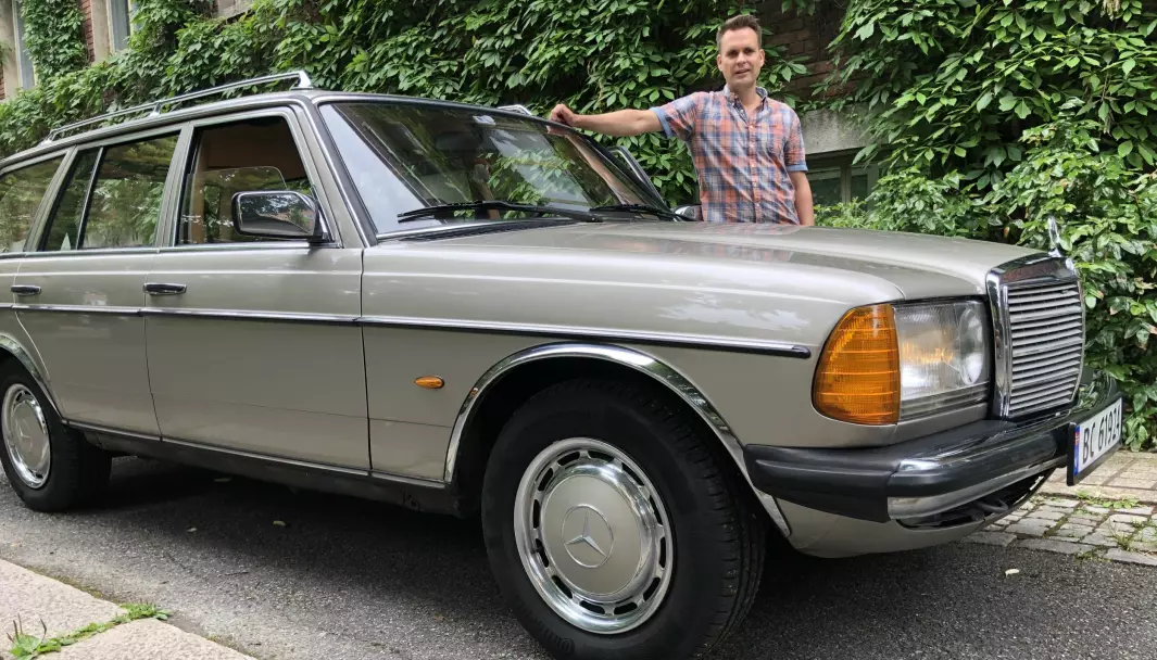 MEKTIG MÆRSJE: Didrik Lilja i Oslo skjøtter en spesielt velholdt Mercedes-Benz 200T han har overtatt etter bestefaren, som kjøpte bilen i 1985.