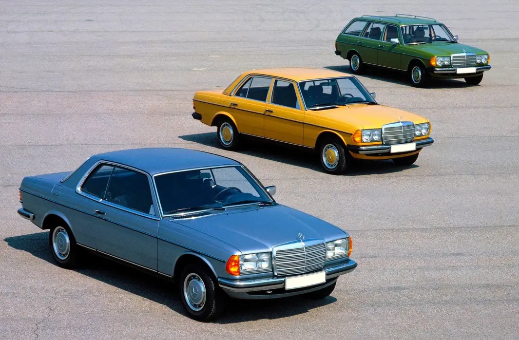 <span class="font-weight-bold" data-lab-font_weight_desktop="font-weight-bold">STJERNEMODELLENE: </span>Mercedes bygget verdens mest bunnsolide åk i firedørs sedanutgave, Edelwagen (stasjonsvogn) og coupé (foran på bildet). Bare Volvo og Citroën hadde nær like laaang levetid. <span class="font-weight-bold" data-lab-font_weight_desktop="font-weight-bold">STJERNEMODELLENE: </span>Mercedes bygget verdens mest bunnsolide åk i firedørs sedanutgave, Edelwagen (stasjonsvogn) og coupé (foran på bildet). Bare Volvo og Citroën hadde nær like laaang levetid.