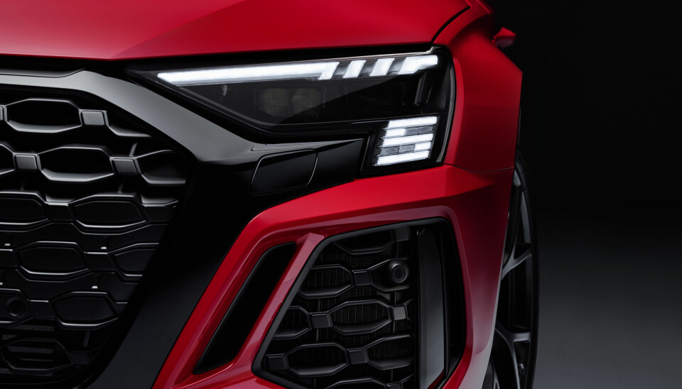 SPORT: I mørket er det lett å se at det kommer en spesiell Audi kjørende. I dagslyset kommer også fargen «Tango Red» til sin rett.