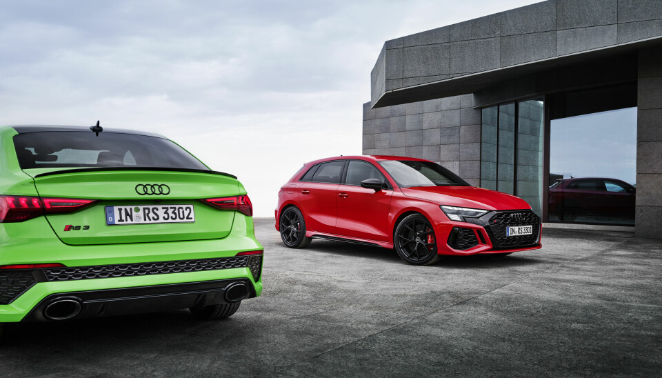 RÅTASSER: Den røde er Audi RS 3 i tredje generasjon, mens den grønne er andre generasjon sedan.