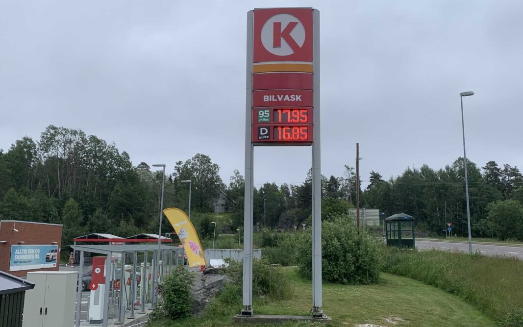 LITE EFFEKTIVT: Ifølge nettstedet Europower Ny Energi kan man erstatte forbruket av bensin og diesel på norske veier med under en tredel så mye energi i form av elektrisk strøm. LITE EFFEKTIVT: Ifølge nettstedet Europower Ny Energi kan man erstatte forbruket av bensin og diesel på norske veier med under en tredel så mye energi i form av elektrisk strøm.