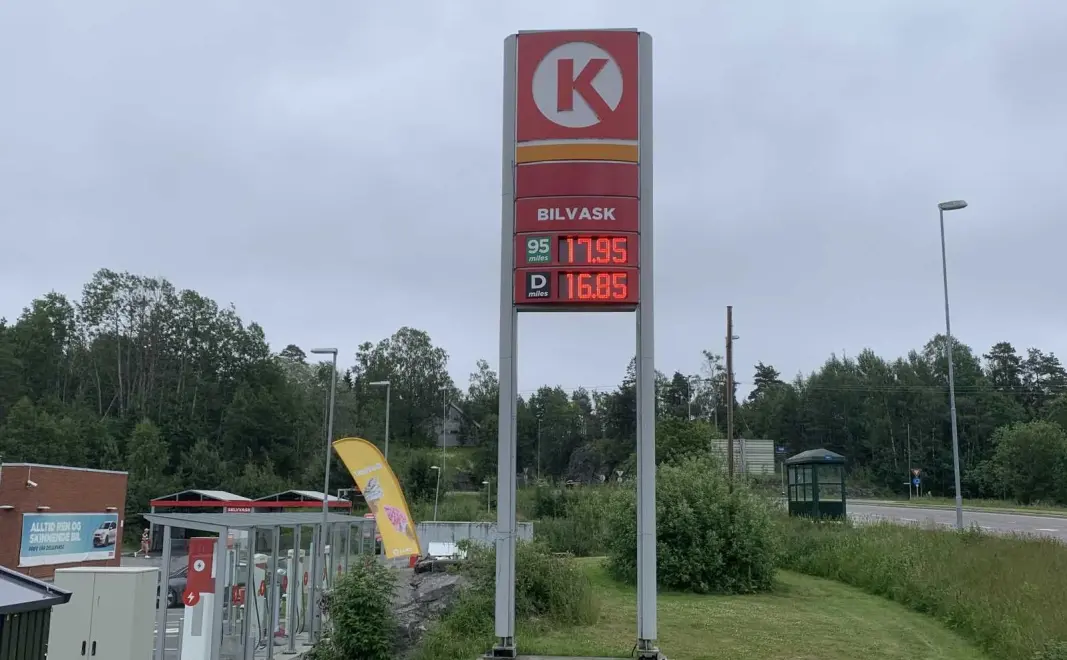 STADIG DYRERE, MEN ...: Drivstoff gir mindre penger til statskassen. STADIG DYRERE, MEN ...: Drivstoff gir mindre penger til statskassen.