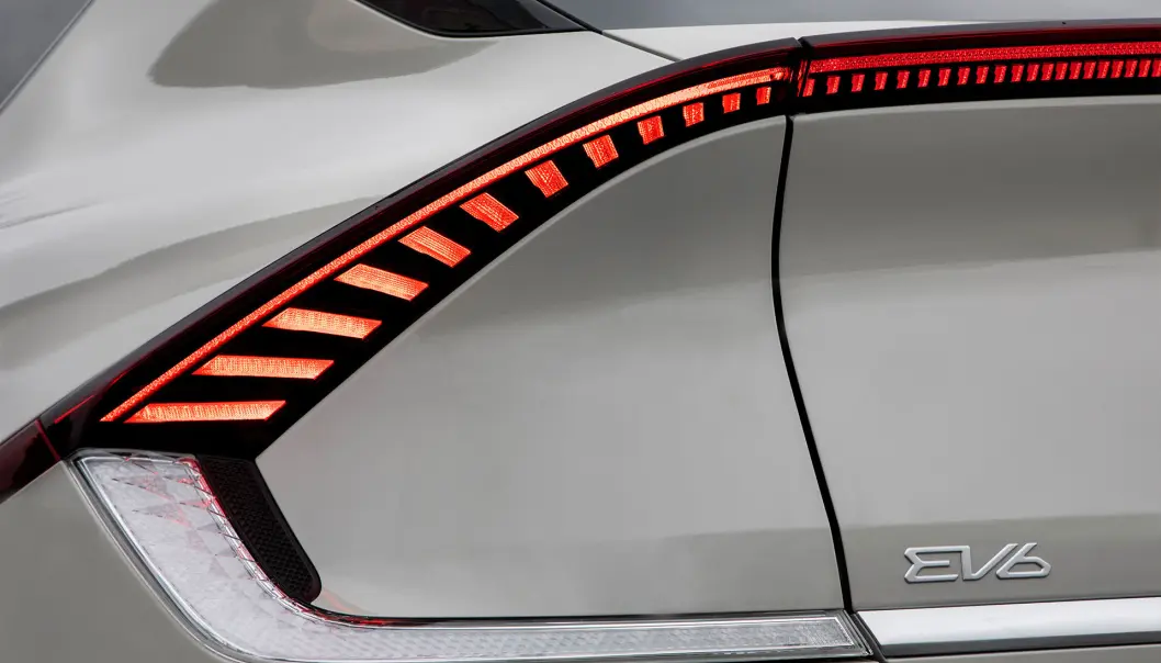 <span class=" font-weight-bold" data-lab-font_weight_desktop="font-weight-bold">NYE LINJER: </span>Kia pøser på med særpreg når de omsider kommer med en helstøpt elbil. Dette lyktedesignet blir å se på veiene fra oktober. <span class=" font-weight-bold" data-lab-font_weight_desktop="font-weight-bold">NYE LINJER: </span>Kia pøser på med særpreg når de omsider kommer med en helstøpt elbil. Dette lyktedesignet blir å se på veiene fra oktober.
