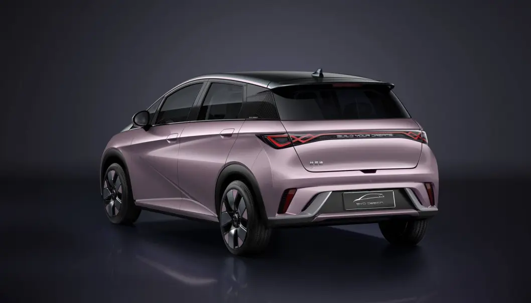 <span class=" font-weight-bold" data-lab-font_weight_desktop="font-weight-bold">KOMPAKT: </span>Dolphin er bare fire meter lang. En Renault Zoe er til sammenlikning 4,08 meter. Bilen ble presentert i april, og lanseres første på hjemmemarkedet i Kina. <span class=" font-weight-bold" data-lab-font_weight_desktop="font-weight-bold">KOMPAKT: </span>Dolphin er bare fire meter lang. En Renault Zoe er til sammenlikning 4,08 meter. Bilen ble presentert i april, og lanseres første på hjemmemarkedet i Kina.