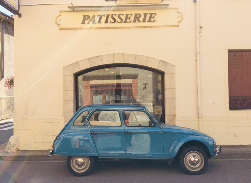 BRØDBILEN: PÅ franske landsbygda er dagens første gjøremål storinnkjøp av brød og kaker. 2 CV-baserte Citroën Dyane, produsert fra 1968 til langt utpå 1980-tallet, rommer matrasjonen fram til lønsj.