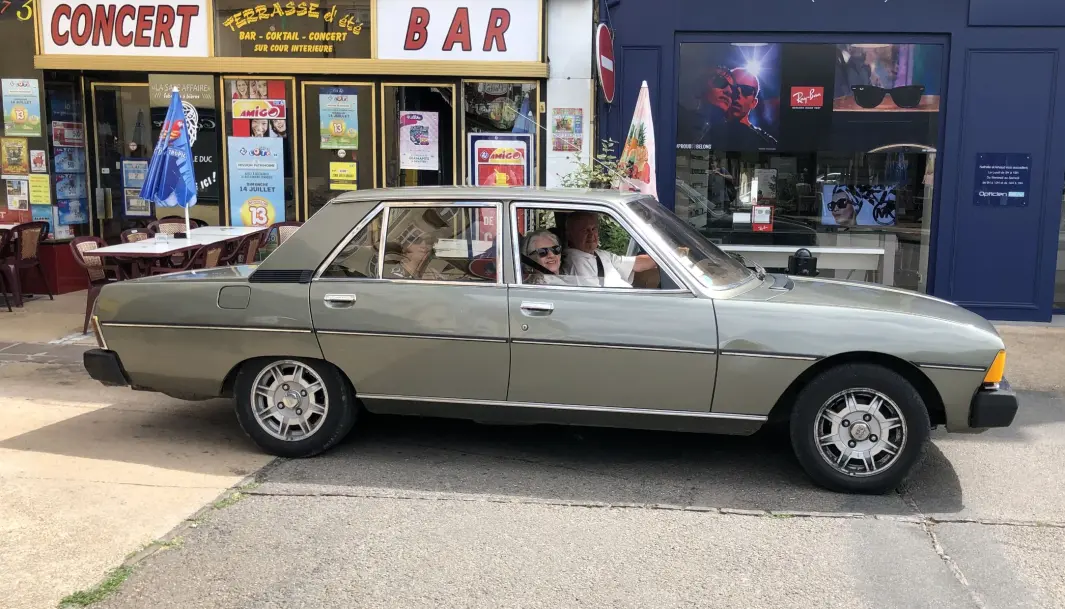 <span class="font-weight-bold" data-lab-font_weight_desktop="font-weight-bold">POMP OG PRAKT: </span>Peugeot 604 er blant de mer staselige kjøretøyene som tidligere tøt ut av franske bilfabrikker. <span class="font-weight-bold" data-lab-font_weight_desktop="font-weight-bold">POMP OG PRAKT: </span>Peugeot 604 er blant de mer staselige kjøretøyene som tidligere tøt ut av franske bilfabrikker.