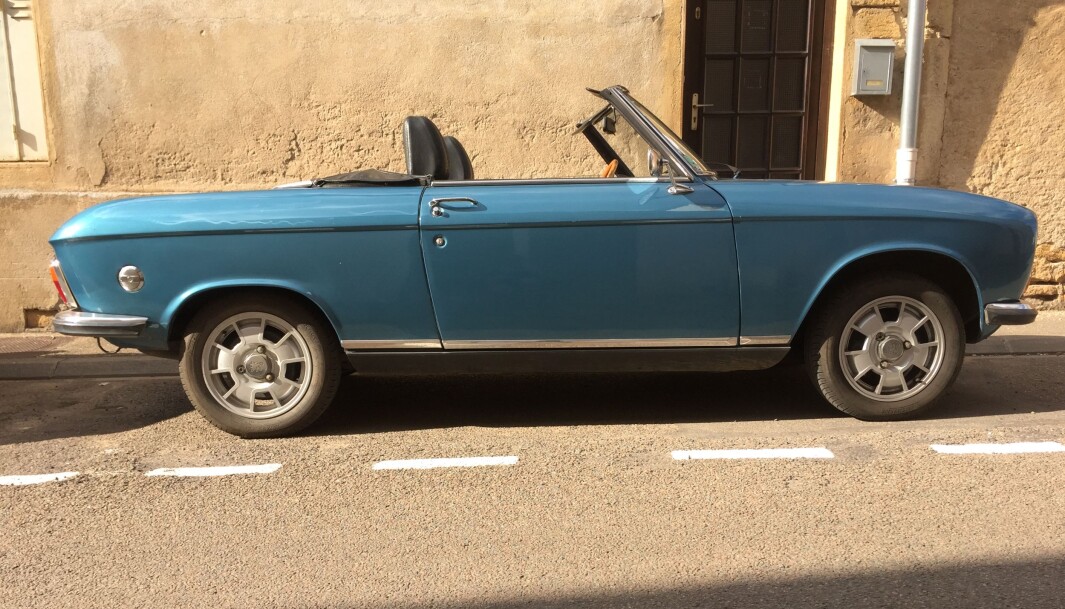 <span class="font-weight-bold" data-lab-font_weight_desktop="font-weight-bold">BLÅ LØVE: </span>Med Peugeots løvelogo i grillen parkerer en elegant 304 Cabriolet i solsteikens landsbygate, rett foran vårt veteranbil-sultne blikk. <span class="font-weight-bold" data-lab-font_weight_desktop="font-weight-bold">BLÅ LØVE: </span>Med Peugeots løvelogo i grillen parkerer en elegant 304 Cabriolet i solsteikens landsbygate, rett foran vårt veteranbil-sultne blikk.