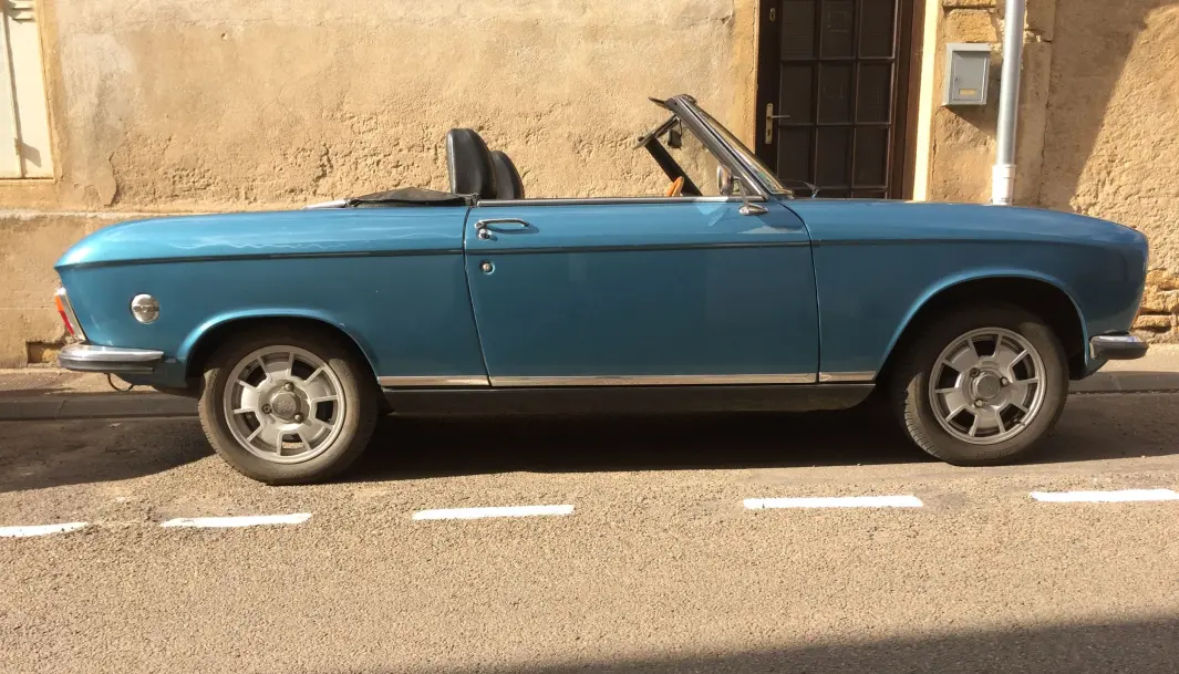 <span class="font-weight-bold" data-lab-font_weight_desktop="font-weight-bold">BLÅ LØVE: </span>Med Peugeots løvelogo i grillen parkerer en elegant 304 Cabriolet i solsteikens landsbygate, rett foran vårt veteranbil-sultne blikk. <span class="font-weight-bold" data-lab-font_weight_desktop="font-weight-bold">BLÅ LØVE: </span>Med Peugeots løvelogo i grillen parkerer en elegant 304 Cabriolet i solsteikens landsbygate, rett foran vårt veteranbil-sultne blikk.