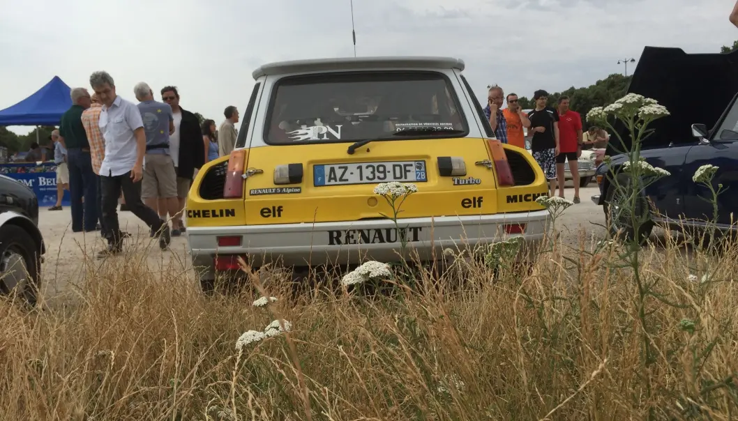 <span class="font-weight-bold" data-lab-font_weight_desktop="font-weight-bold">BREDDEIDRETT:</span> Renault 5 Turbo er så bred som den kan få blitt: På slutten av 1970-tallet tok Frankrikes største bilfabrikk sin sylsmale, suksessrike småbil og monterte turbo og tidenes verste, vakre skjermbreddere. <span class="font-weight-bold" data-lab-font_weight_desktop="font-weight-bold">BREDDEIDRETT:</span> Renault 5 Turbo er så bred som den kan få blitt: På slutten av 1970-tallet tok Frankrikes største bilfabrikk sin sylsmale, suksessrike småbil og monterte turbo og tidenes verste, vakre skjermbreddere.