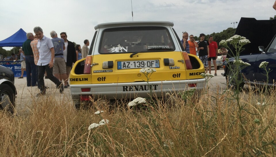 BREDDEIDRETT: Renault 5 Turbo er så bred som den kan få blitt: På slutten av 1970-tallet tok Frankrikes største bilfabrikk sin sylsmale, suksessrike småbil og monterte turbo og tidenes verste, vakre skjermbreddere.
