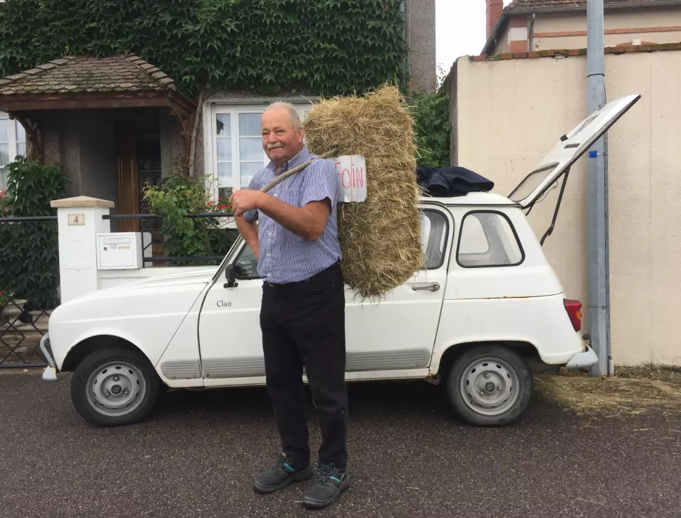 HØY PÅ LANDET: Mandag er markedsdag i landsbyen Marcigny i Burgund: denne herren er eneste som selger høy – rett fra sin uslitelige Renault 4s bagasjerom.