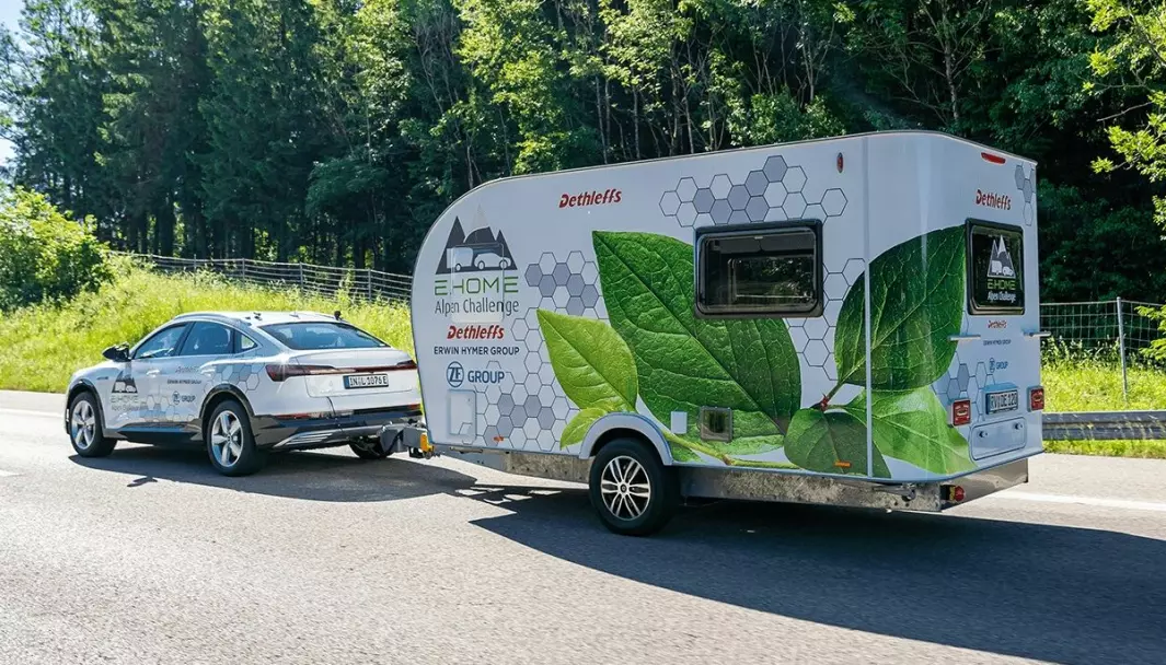 NESTEN 40 MIL REKKEVIDDE: Med den motoriserte campingvognen mener Dethleffs å ha løsningen på rekkeviddeproblematikken med tilhenger på elbil.