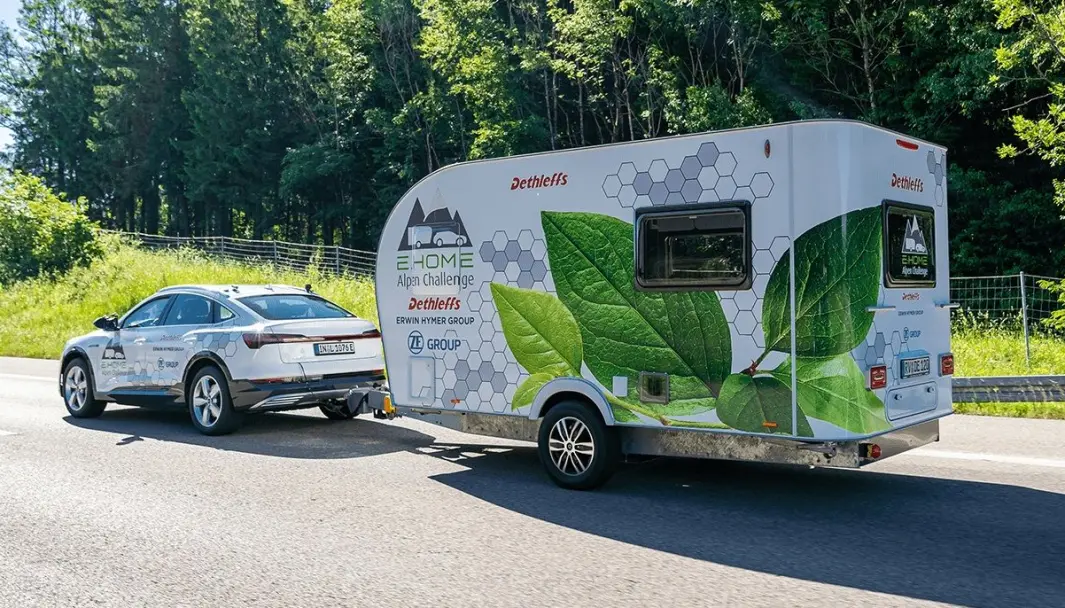 NESTEN 40 MIL REKKEVIDDE: Med den motoriserte campingvognen mener Dethleffs å ha løsningen på rekkeviddeproblematikken med tilhenger på elbil. NESTEN 40 MIL REKKEVIDDE: Med den motoriserte campingvognen mener Dethleffs å ha løsningen på rekkeviddeproblematikken med tilhenger på elbil.