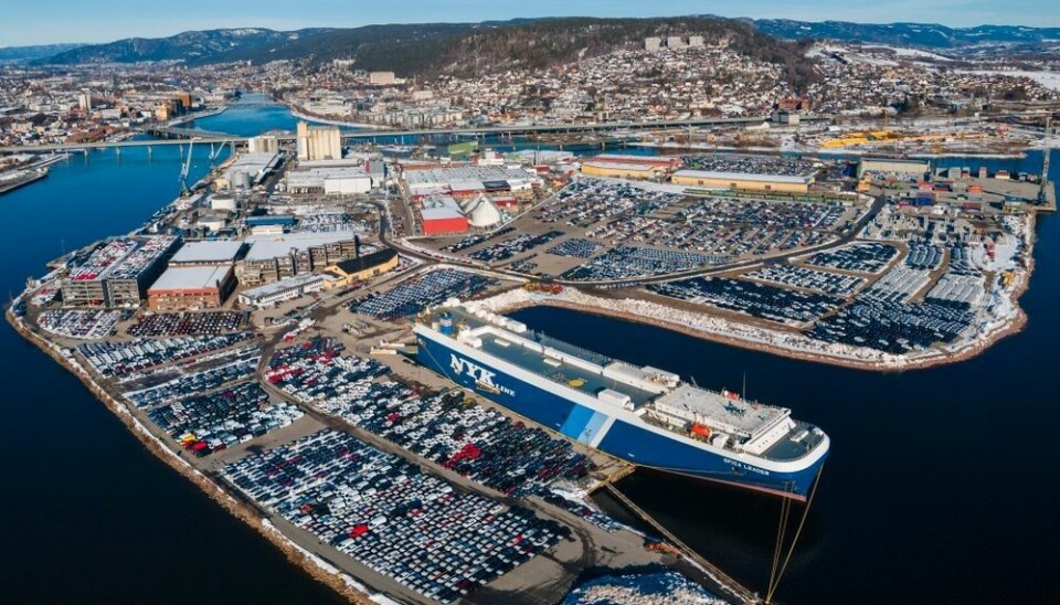 KAOS: I Drammen havn er det i øyeblikket ikke plass til alle bilene som skal registreres innen nyttår.