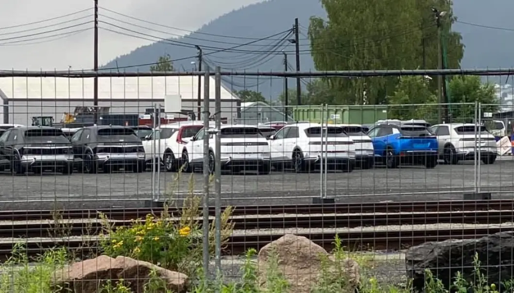 STÅR LENGE: Her står eksemplarer av Ioniq 5 – blant biler av andre merker – og venter på understellsbehandlingen i Drammen havn. STÅR LENGE: Her står eksemplarer av Ioniq 5 – blant biler av andre merker – og venter på understellsbehandlingen i Drammen havn.