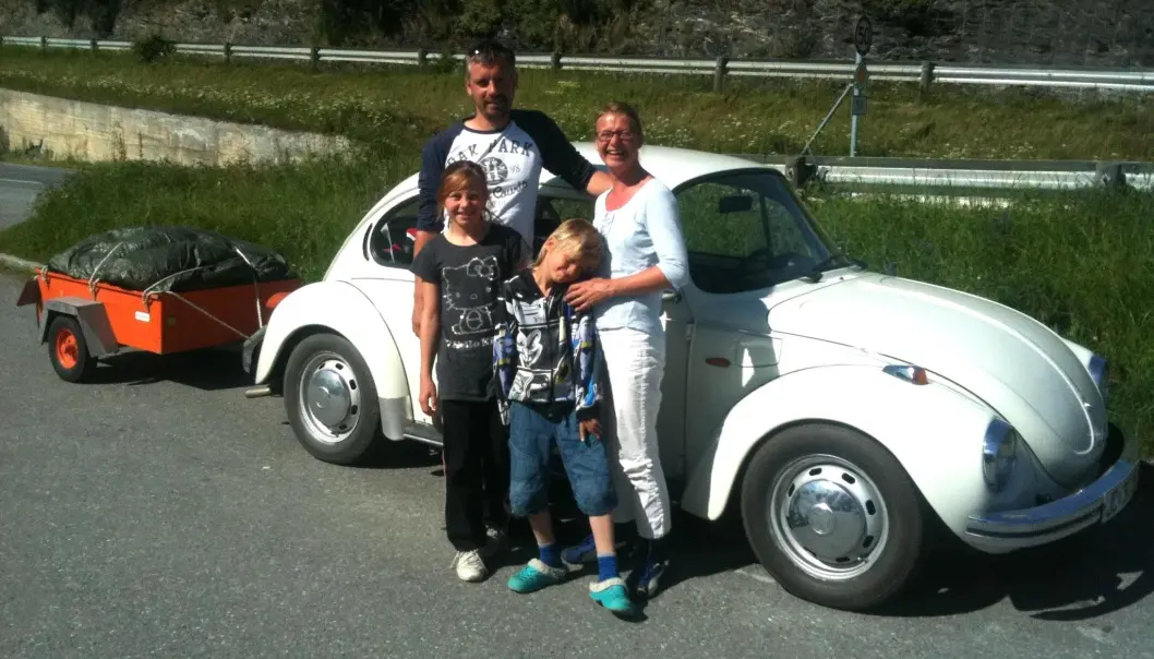 <span class="font-weight-bold" data-lab-font_weight_desktop="font-weight-bold">FAMILIETREFF:</span> Fars gamle ungdomsbil har kommet tilbake som bonusbil for hele familien. Bak på bildet ser vi Roar Berntsen og samboer Eli Brattsveen, og foran datter Vilde Marie og sønn Elias. <span class="font-weight-bold" data-lab-font_weight_desktop="font-weight-bold">FAMILIETREFF:</span> Fars gamle ungdomsbil har kommet tilbake som bonusbil for hele familien. Bak på bildet ser vi Roar Berntsen og samboer Eli Brattsveen, og foran datter Vilde Marie og sønn Elias.