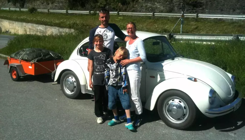 FAMILIETREFF: Fars gamle ungdomsbil har kommet tilbake som bonusbil for hele familien. Bak på bildet ser vi Roar Berntsen og samboer Eli Brattsveen, og foran datter Vilde Marie og sønn Elias.
