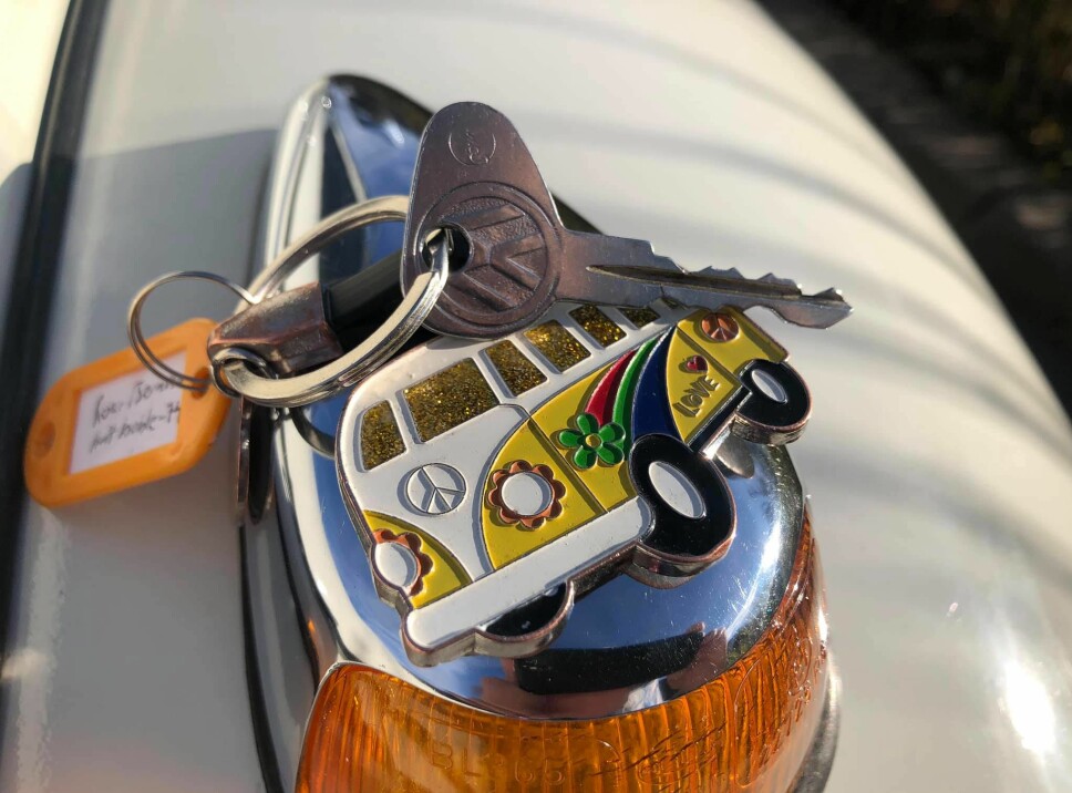 GULLNØKKEL: Roar Berntsen har bilnøkler med påskrift «Roar Berntsen – hvit Boble ‘74» – her perfekt balansert på toppen av blinklys med forskjermen.
