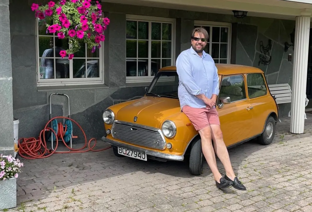 <span class="font-weight-bold" data-lab-font_weight_desktop="font-weight-bold">…OG NÅ:</span> Bjørn Vidar Lazar Braathen fant igjen sin første bil og kjøpte den tilbake. <span class="font-weight-bold" data-lab-font_weight_desktop="font-weight-bold">…OG NÅ:</span> Bjørn Vidar Lazar Braathen fant igjen sin første bil og kjøpte den tilbake.