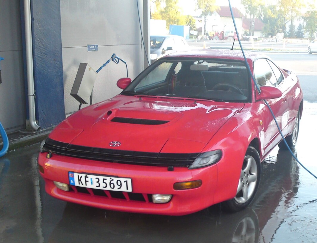 <span class="font-weight-bold" data-lab-font_weight_desktop="font-weight-bold">TILBAKE TIL START: </span>Det som en gang var en knakende gul Toyota Celica har fått deler fra to Celica-vrak og får ny et liv hos Rune Syversen i Ringsaker. <span class="font-weight-bold" data-lab-font_weight_desktop="font-weight-bold">TILBAKE TIL START: </span>Det som en gang var en knakende gul Toyota Celica har fått deler fra to Celica-vrak og får ny et liv hos Rune Syversen i Ringsaker.