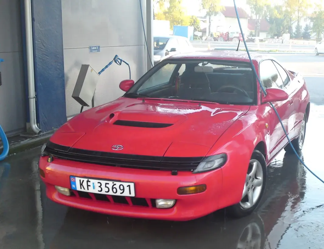 <span class="font-weight-bold" data-lab-font_weight_desktop="font-weight-bold">TILBAKE TIL START: </span>Det som en gang var en knakende gul Toyota Celica har fått deler fra to Celica-vrak og får ny et liv hos Rune Syversen i Ringsaker. <span class="font-weight-bold" data-lab-font_weight_desktop="font-weight-bold">TILBAKE TIL START: </span>Det som en gang var en knakende gul Toyota Celica har fått deler fra to Celica-vrak og får ny et liv hos Rune Syversen i Ringsaker.
